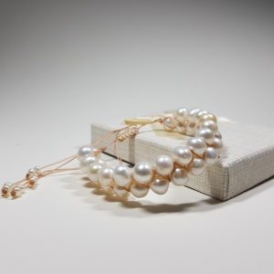 handmade bracelet with natural pearls lavriostone