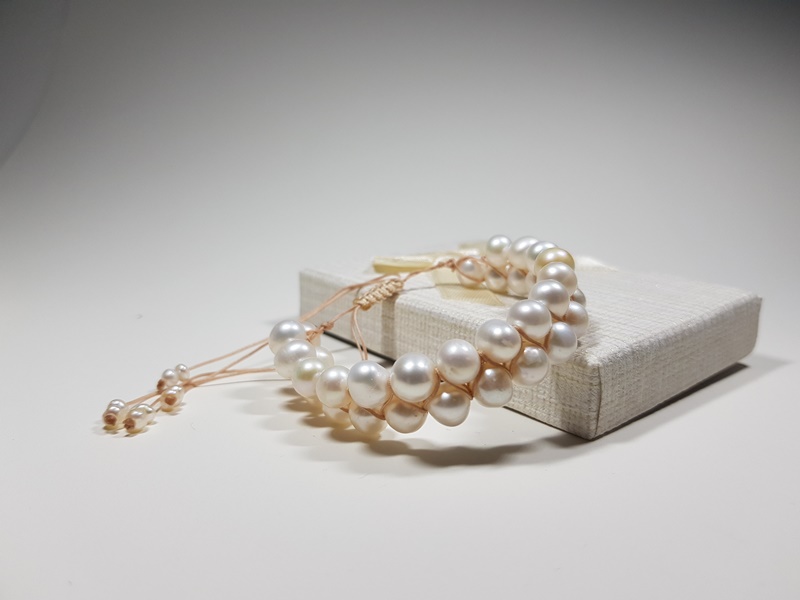 handmade bracelet with natural pearls lavriostone