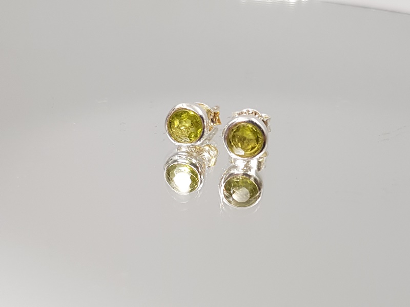 Ασημένια καρφωτά σκουλαρίκια με περίδοτο-EAR51 Ασημένια 925 καρφωτά σκουλαρίκια με round gem φασεταρισμένο περίδοτο. Τα σκουλαρίκια έχουν διάμετρο 0,7 Εξαιρετικής ποιότητας κοσμήματα με γνήσιους λίθους Lavriostone