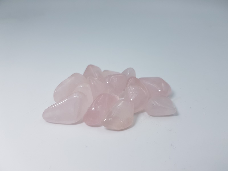 Ροζ χαλαζίας_Pink quartz_CR137 Οι διαστάσεις του βότσαλου κυμαίνονται μεταξύ των 1.5-2 εκ. Το κάθε βότσαλο είναι μοναδικό και ενδέχεται να υπάρχουν διαφορές στο σχήμα, τις διαστάσεις και το χρώμα. Αυθεντικοί, γνήσιοι κρύσταλλοι by Lavriostone