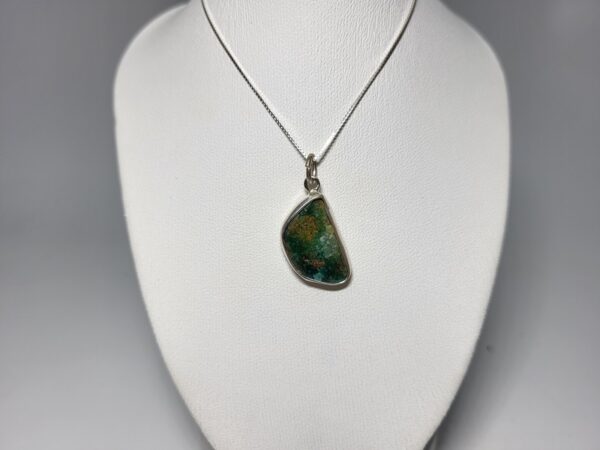 Μένταγιόν με cuprian Αδαμίτη (Adamite)_UC242 Lavriostone
