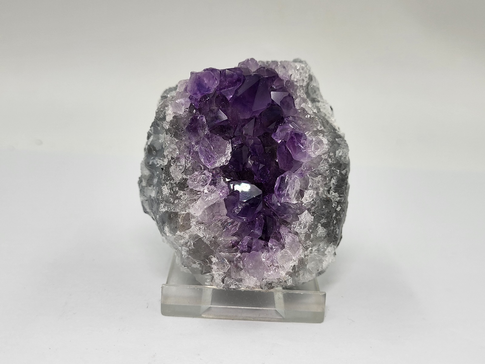 amethystos-amethyst-min3035-lavriostone (1) amethystos-amethyst-min3035-lavriostone