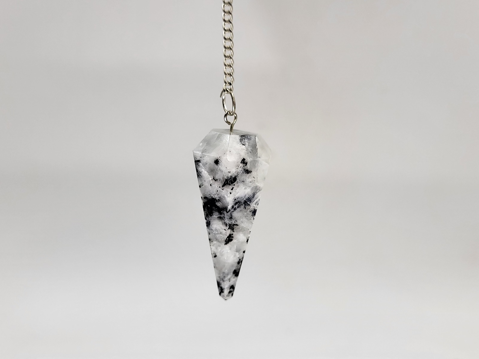 ekkremes-feggaropetra-pendulum-moonstone-Pd210 (1) ekkremes-feggaropetra-pendulum-moonstone-Pd210 (1)